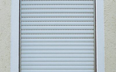 stores blancs sur mur en béton blanc