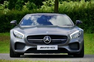 Vue de face d'une Mercedes-Benz AMG de luxe sur fond naturel.