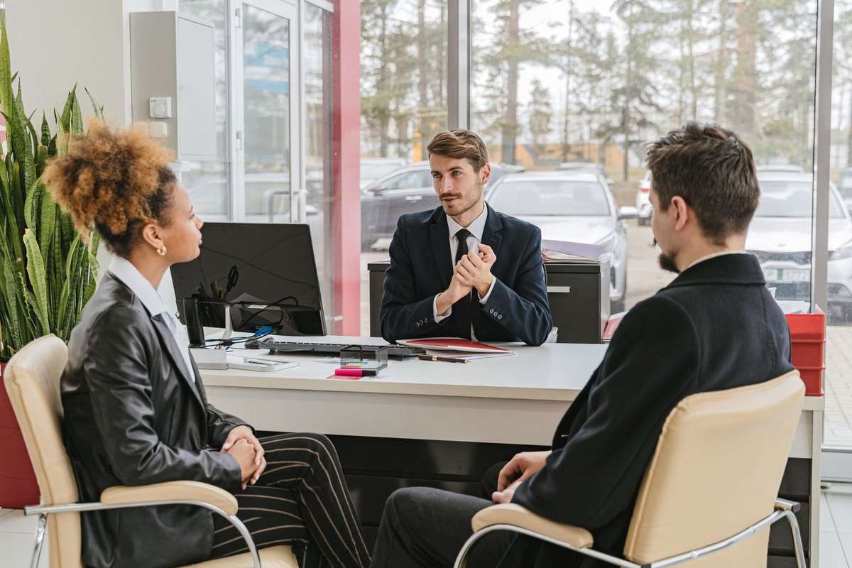 Professionnels en discussion dans un environnement de bureau moderne