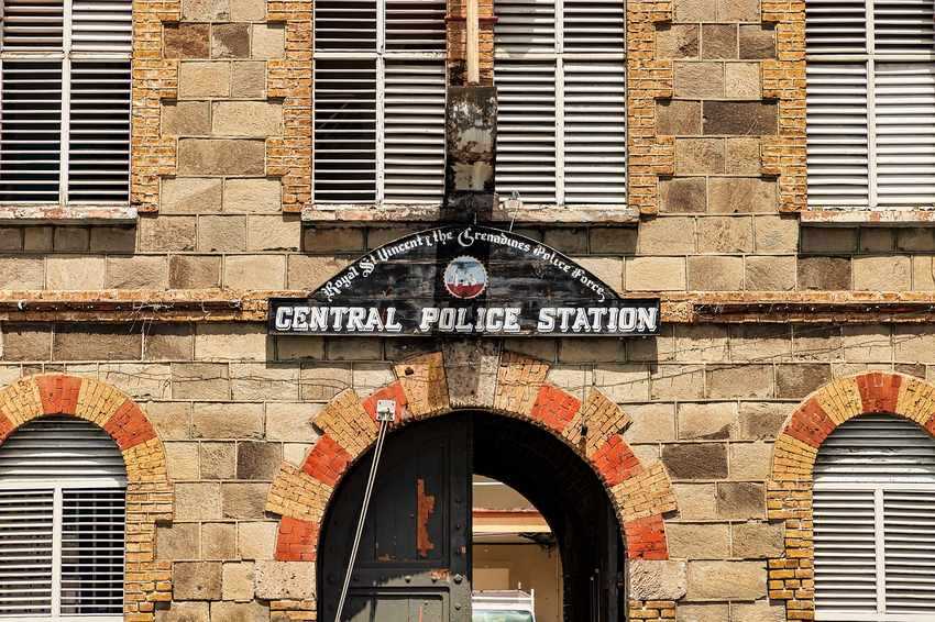 Entrée du commissariat central de police avec porte en arche et signalétique