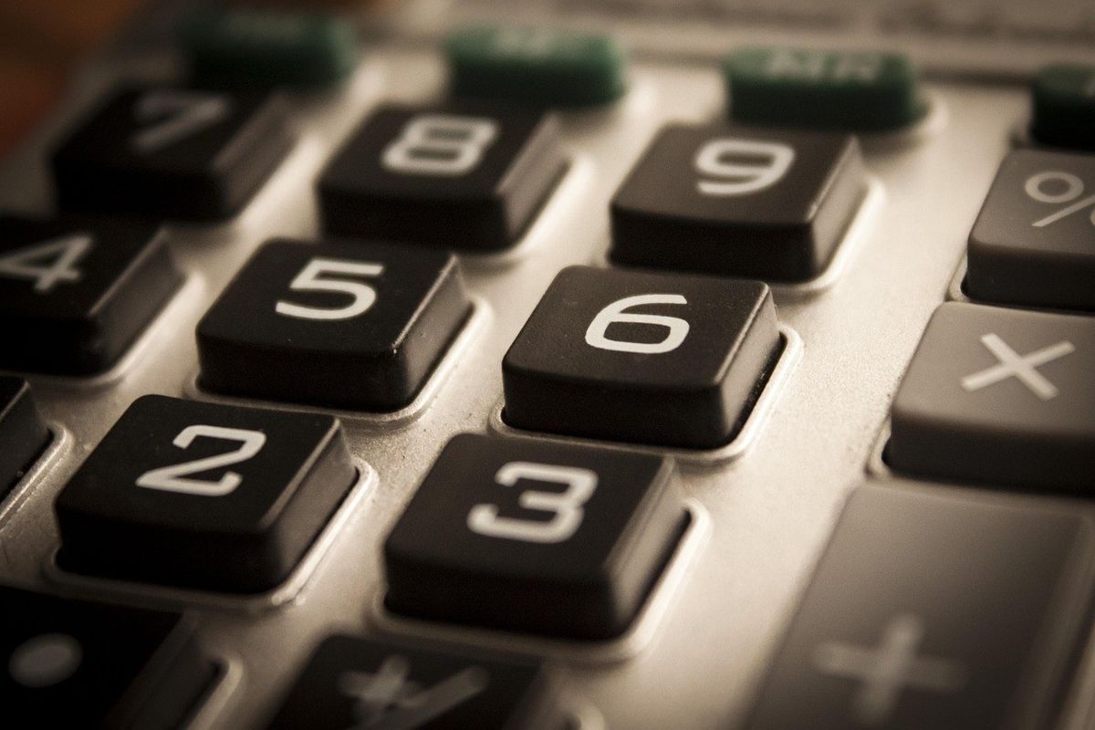Clavier de calculatrice avec chiffres 2 à 9 et boutons d'opérations sur fond gris